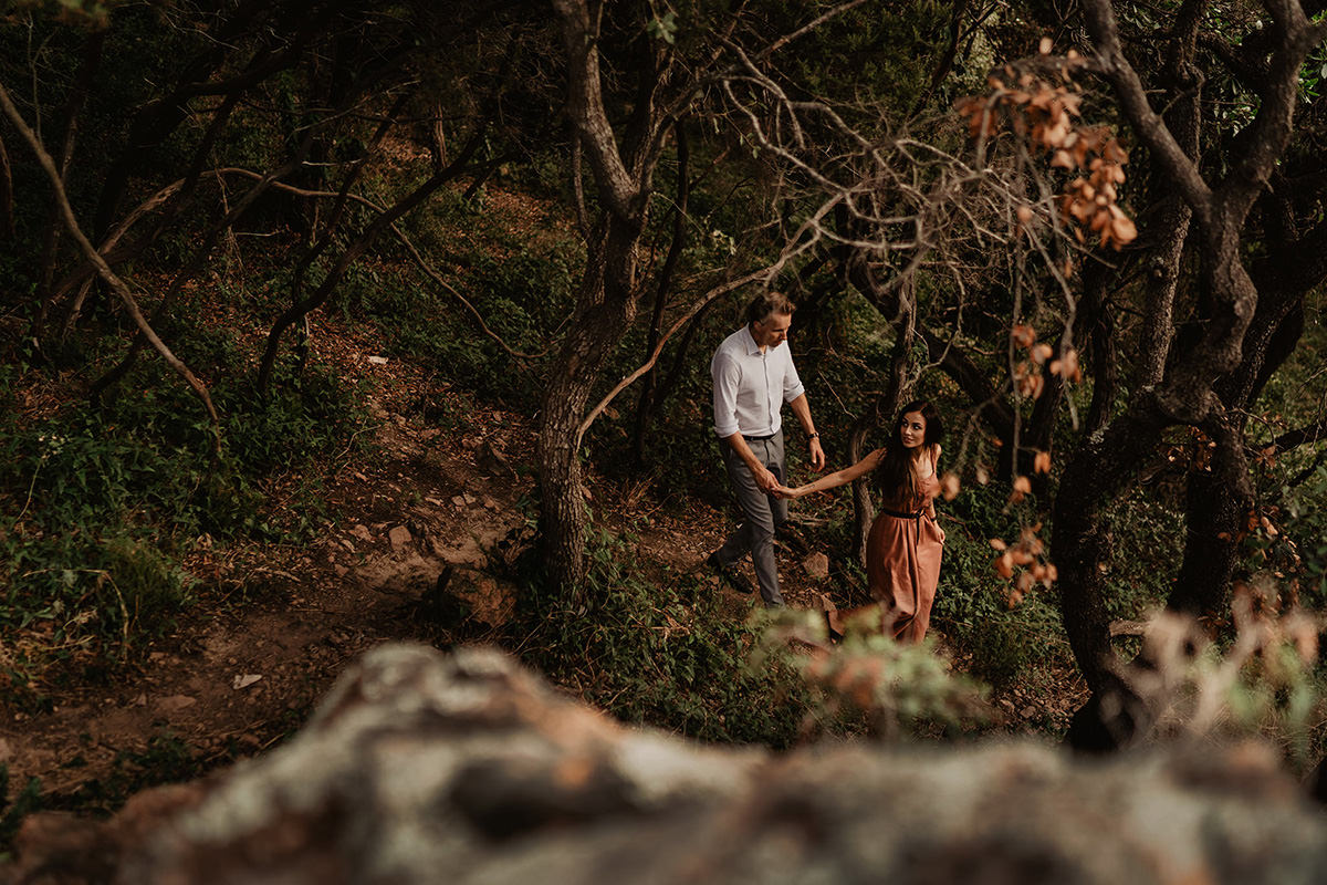 para zakochanych w lesie na lazurowym wybrzeżu w wykonaniu The Snap Shots - alternatywna fotografia ślubna